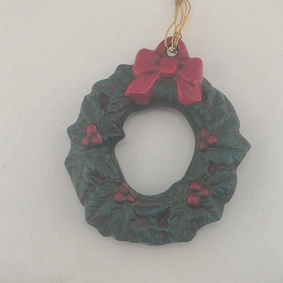 Vintagw Christmas Wreath Ornament Holly Berries Red Bow Holiday Tree  ceramic - Picture 1 of 4